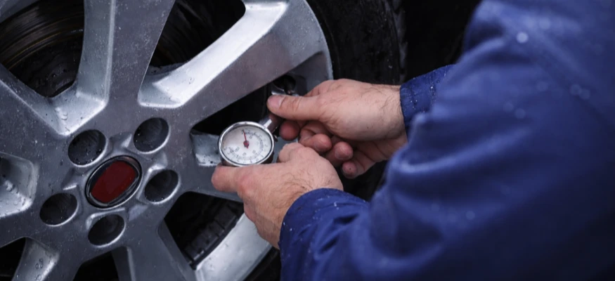 Why do TPMS readings change with temperature fluctuations?