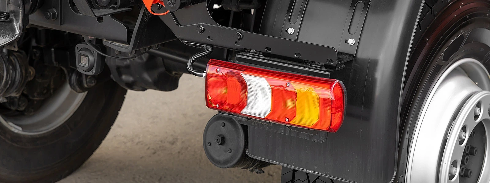 What Do Mud Flaps Do On a Truck？